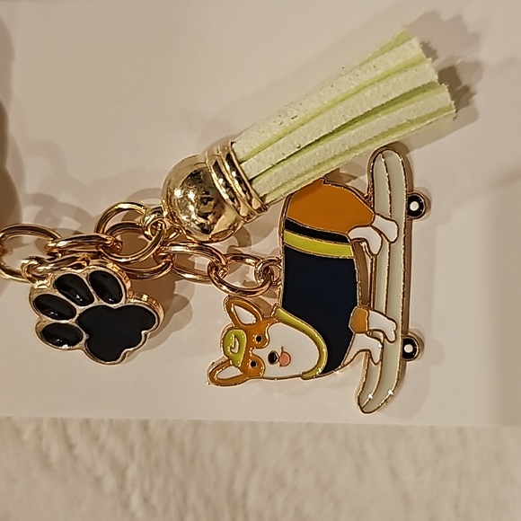 NEW! Enamel Pembroke Welsh Corgi Skateboard🛹 Keychain/Bag 🎒👜 Charm ~ 🐕 🎁 🐾 - Picture 5 of 8